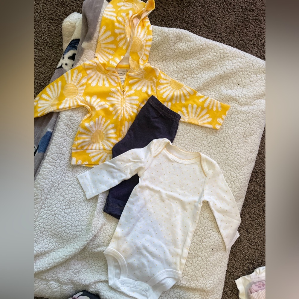 Carter’s 3 piece baby girls outfit. Size 3 months.